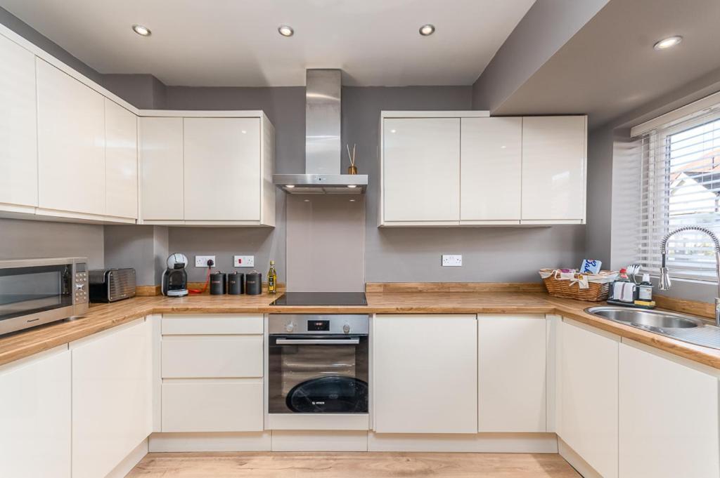 Castle Townhouse Kenilworth - Private Parking - 24 Hr Gym Access - Town Centre Daire Dış mekan fotoğraf
